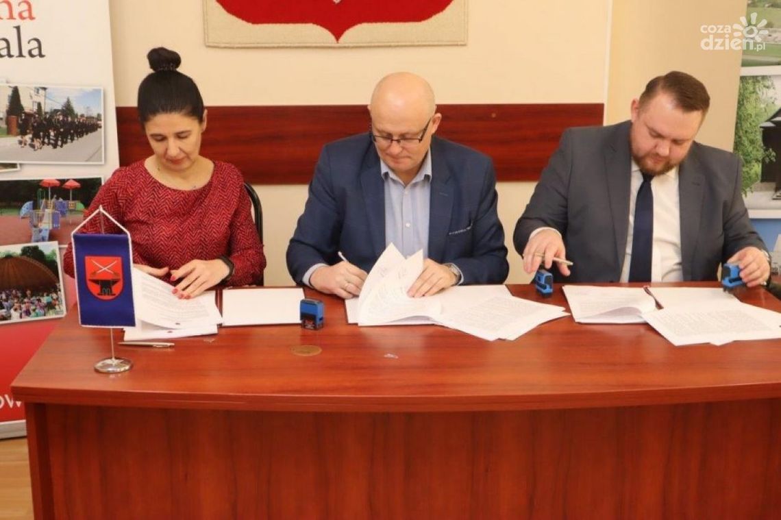 Jest umowa na termomodernizację budynków w gminie Kowala