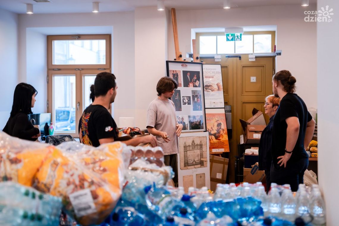 "Jesteście wielcy radomianie!". Trwa segregowanie darów w Kamienicy Deskurów [wideo]