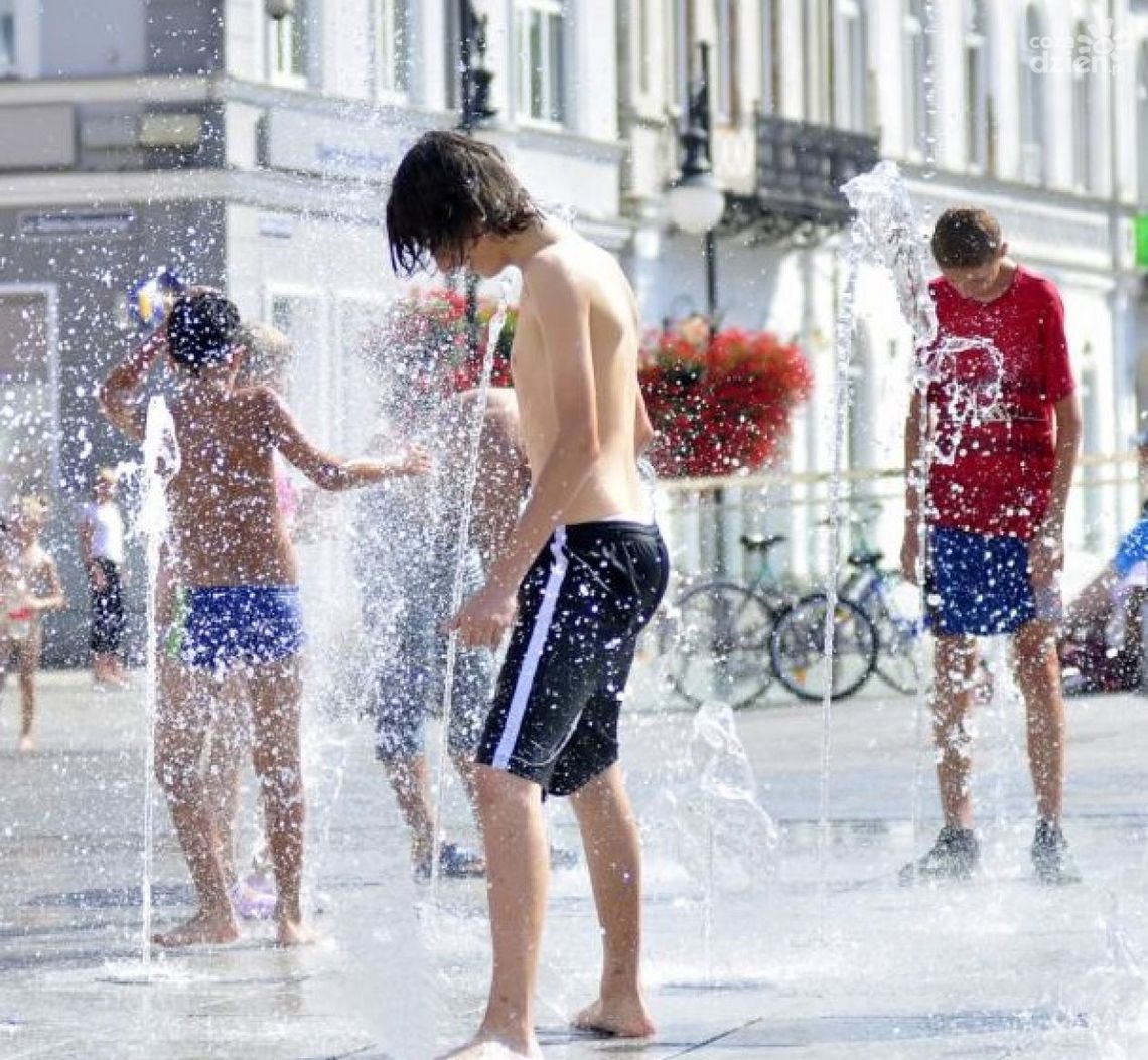 Jeździli rowerami na fontannach