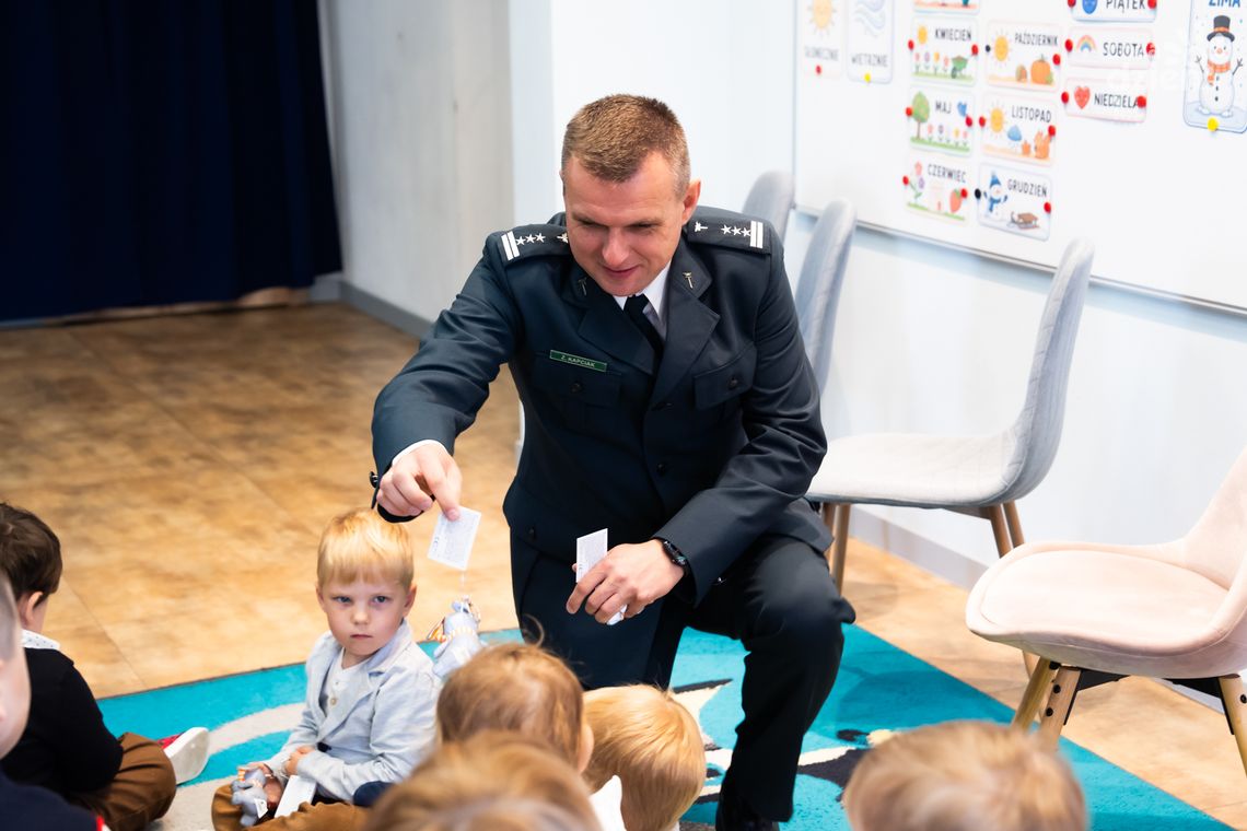 "Jeżyki" dostały pieski od... "krokodylków". Tak zainaugurowano ważną akcję "Jeżyki" dostały pieski od... "krokodylków". Tak zainaugurowano ważną akcję