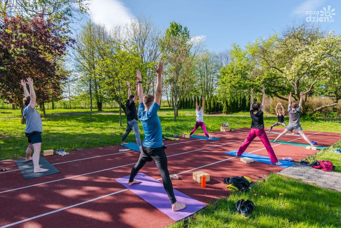 Joga na trawie. Chętnych nie brakowało