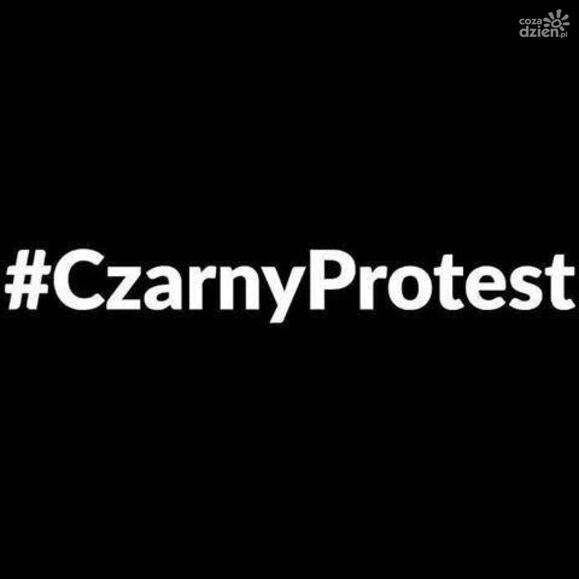 JULIETTE BINOCHE: POPIERA CZARNY PROTEST