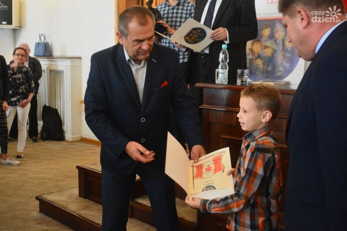 Kanadyjczycy polskim dzieciom