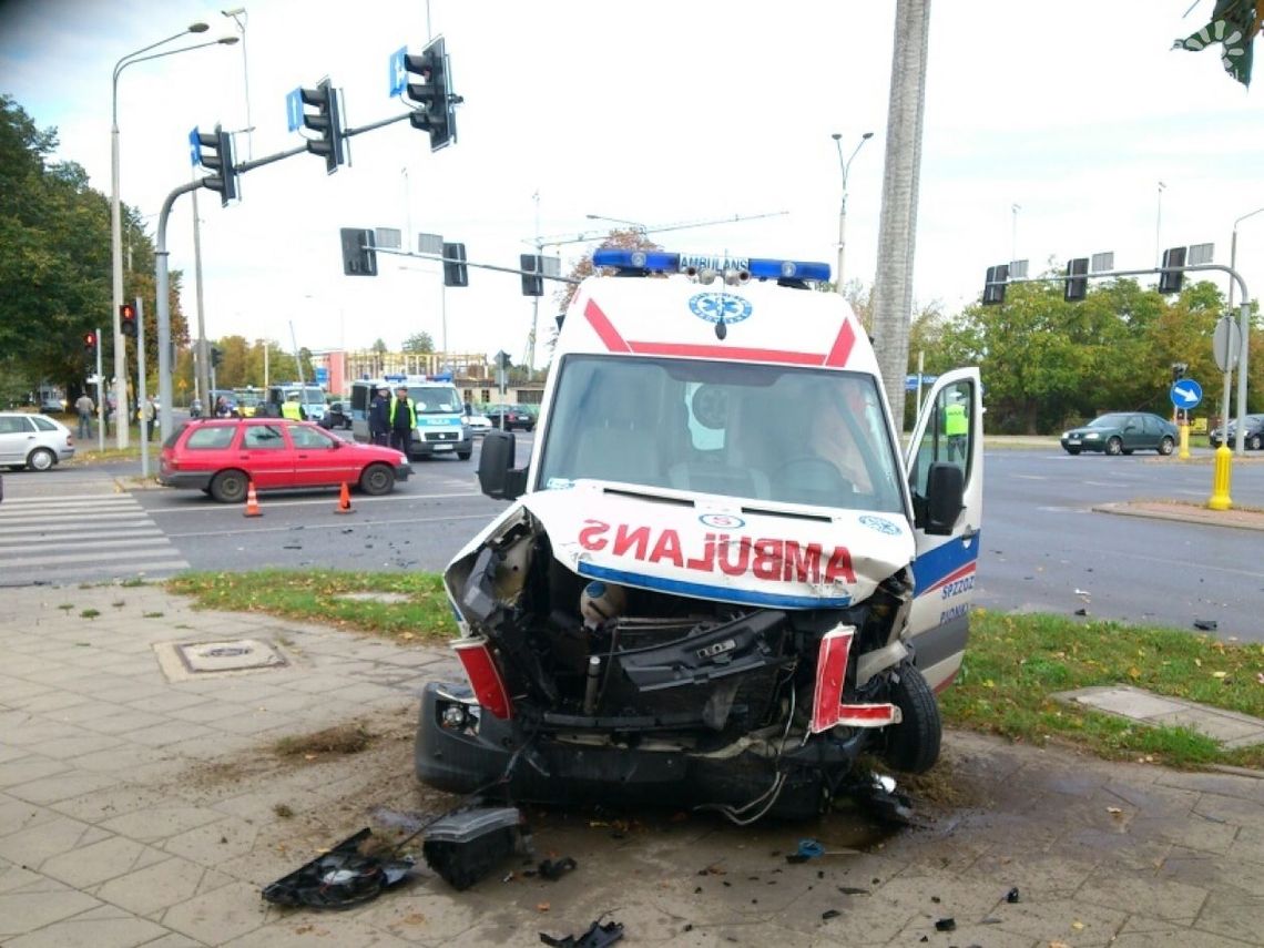 Karetka na sygnale zderzyła się z daewoo (AKTUALIZACJA)