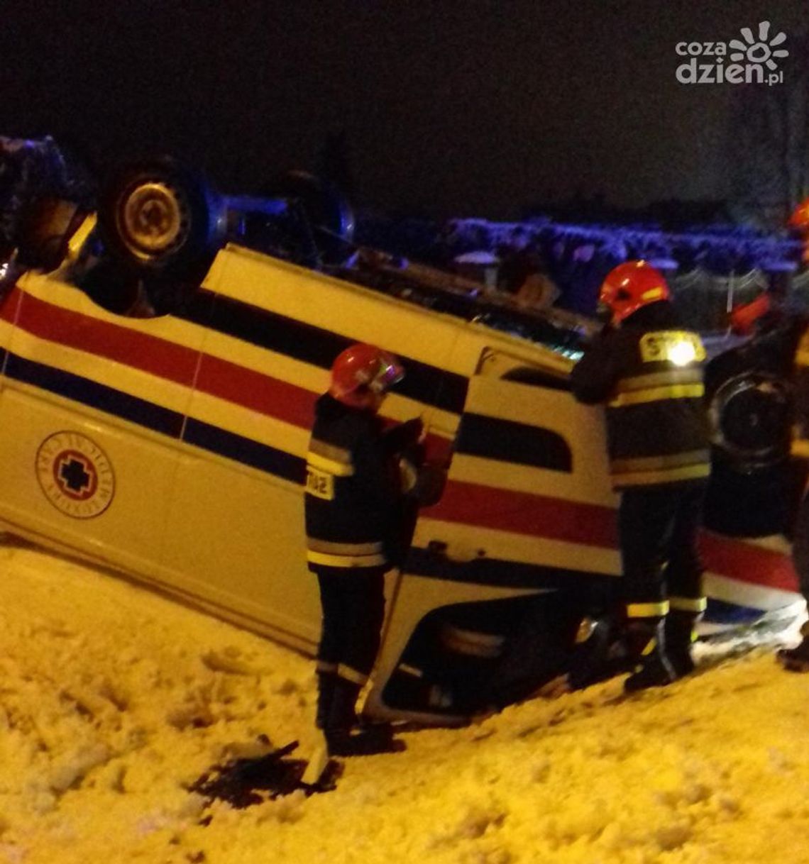 Karetka w rowie. Sześć osób rannych.