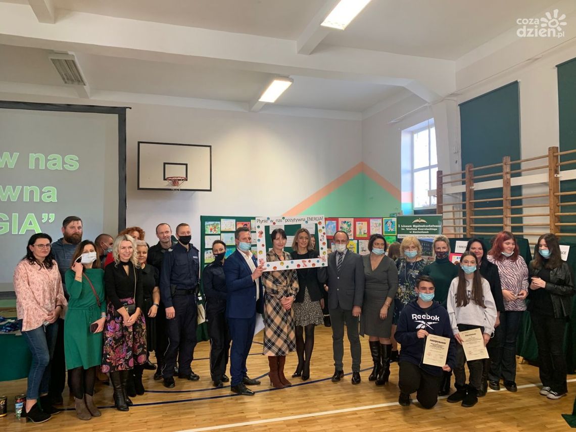 Karma dla psów za łańcuch świąteczny 