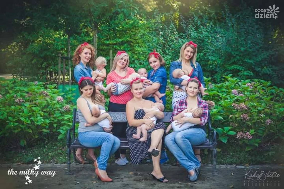 Karmiące mamy zapozują do zdjęć