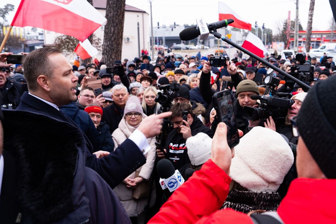 Karol Nawrocki w Kozienicach. Przywitało go kilkuset mieszkańców