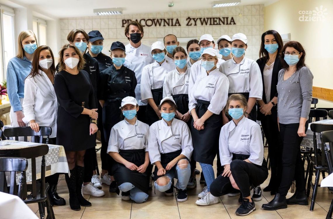 Karol Okrasa gotował z uczniami 