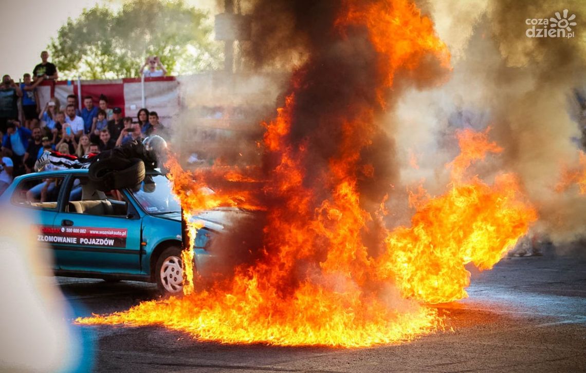 Kaskaderzy filmowi, ściany ognia i akrobacje samochodowe w Radomiu 