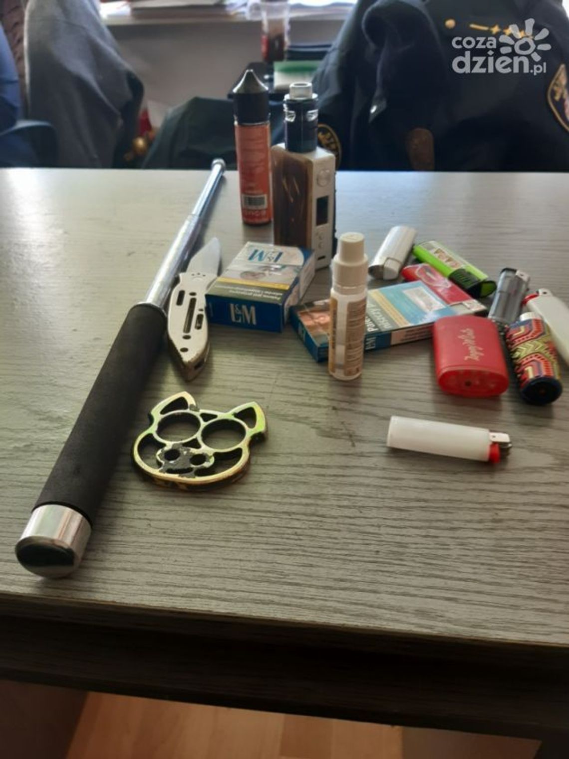 Kastet, nóż i pałka. To też noszą do szkoły Kastet, nóż i pałka. To też noszą do szkoły