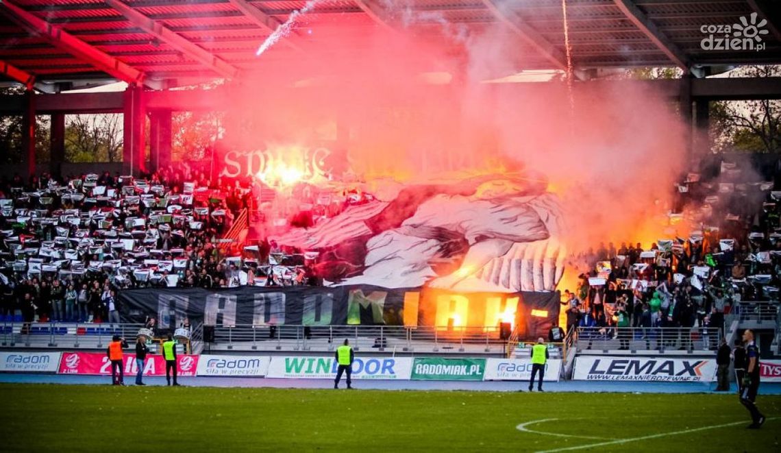 Kibic z rakietnicy strzelał do policjantów!