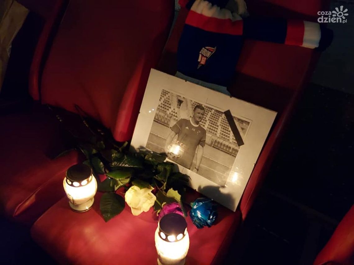 Kibice Broni upamiętnili Artura Kupca. Pogrzeb w czwartek Kibice Broni upamiętnili Artura Kupca. Pogrzeb w czwartek