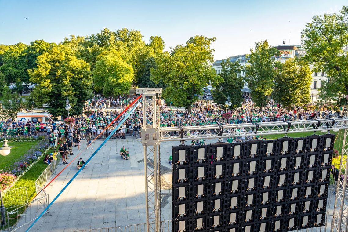 Kibice Radomiaka oglądają mecz Radomiaka z Koroną na Placu Jagiellońskim [WIDEO]