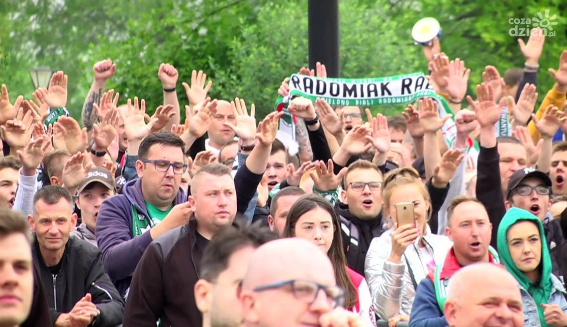Kibice Radomiaka Radom oglądali mecz na Placu Jagiellońskim!
