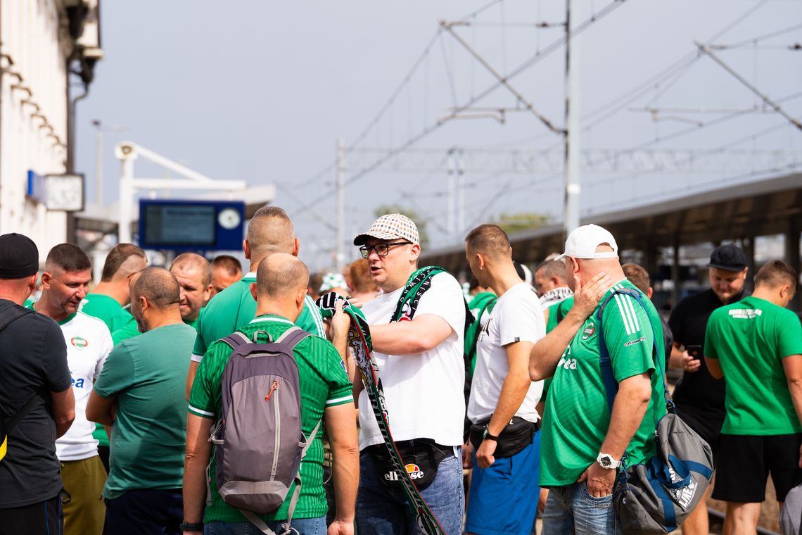 Kibice Radomiaka Radom w drodze na mecz. Zieloni będą miel wsparcie z trybun w Katowicach
