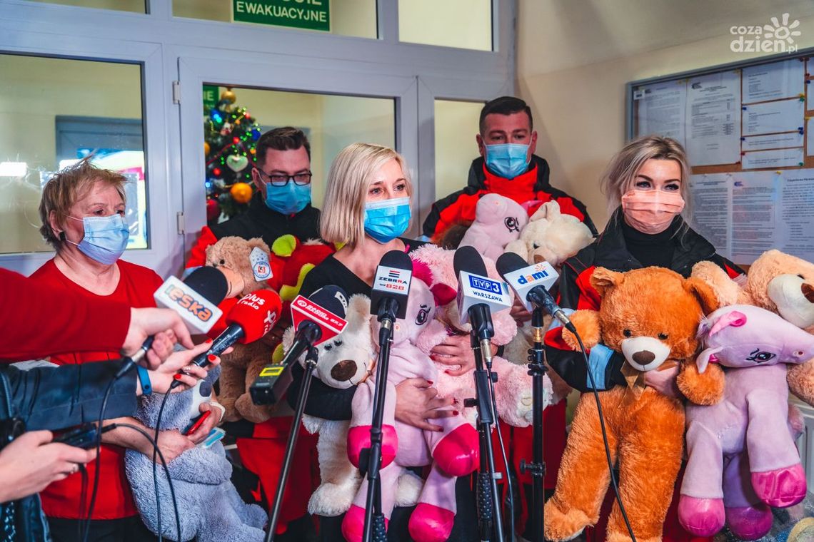 Kiedy ratownik przywozi maskotkę, pojawia się uśmiech