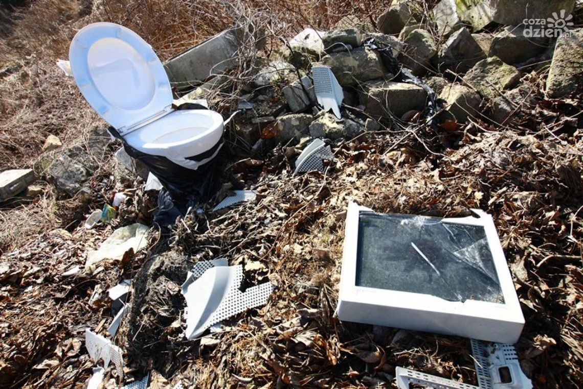 Kiedy zostanie sprzątnięty gruz po starej szkole w Jedlni - Letnisko?