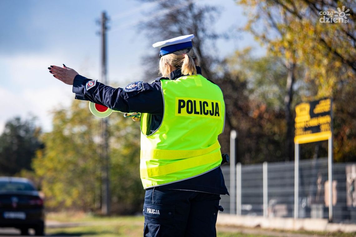 Kierował bez uprawnień po pijaku. Był poszukiwany
