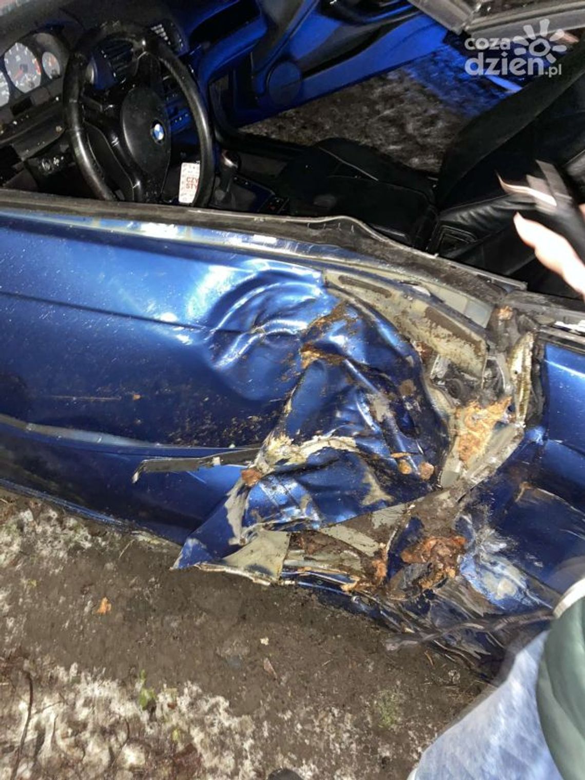 Kierowca BMW wypadł z drogi i uderzył w drzewo. Młodzi ludzie w szpitalu