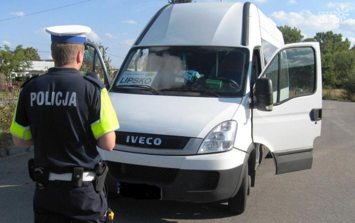 Kierowca busa przewoził  13 osób za dużo!