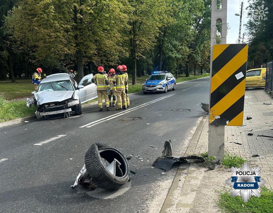 Kierowca rozbił się w Radomiu na słupie oświetleniowym. Był pijany