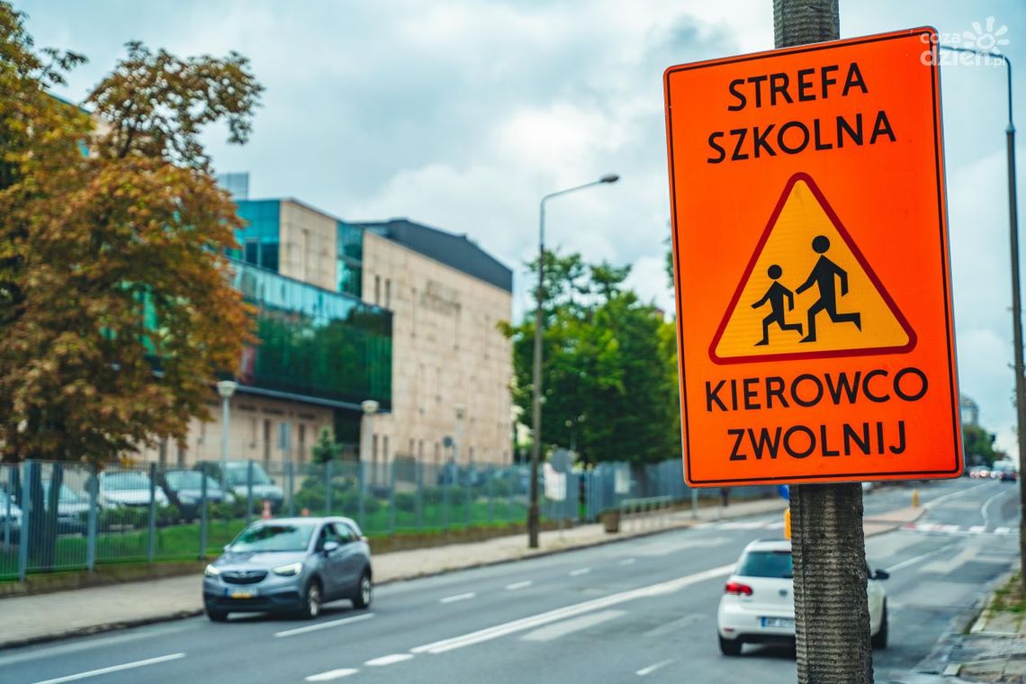 Kierowco, zwolnij! Piesi, bądźcie ostrożni