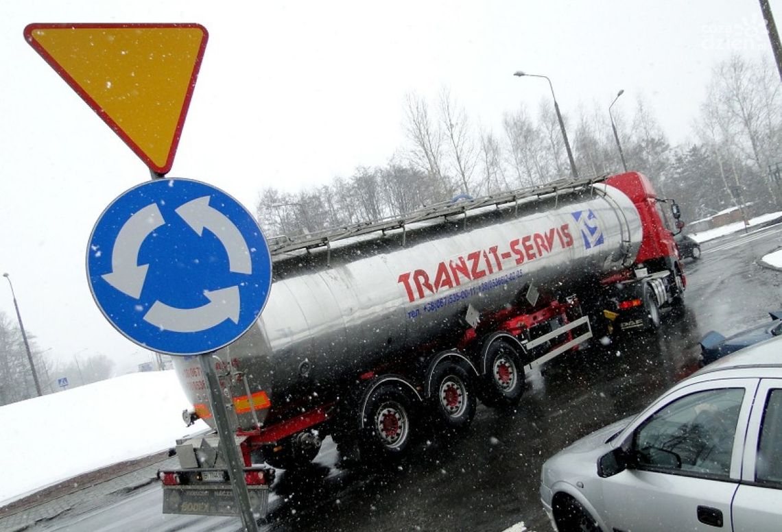 Kierowcy domagają się poszerzenia ronda "kozienickiego" Kierowcy domagają się poszerzenia ronda "kozienickiego"