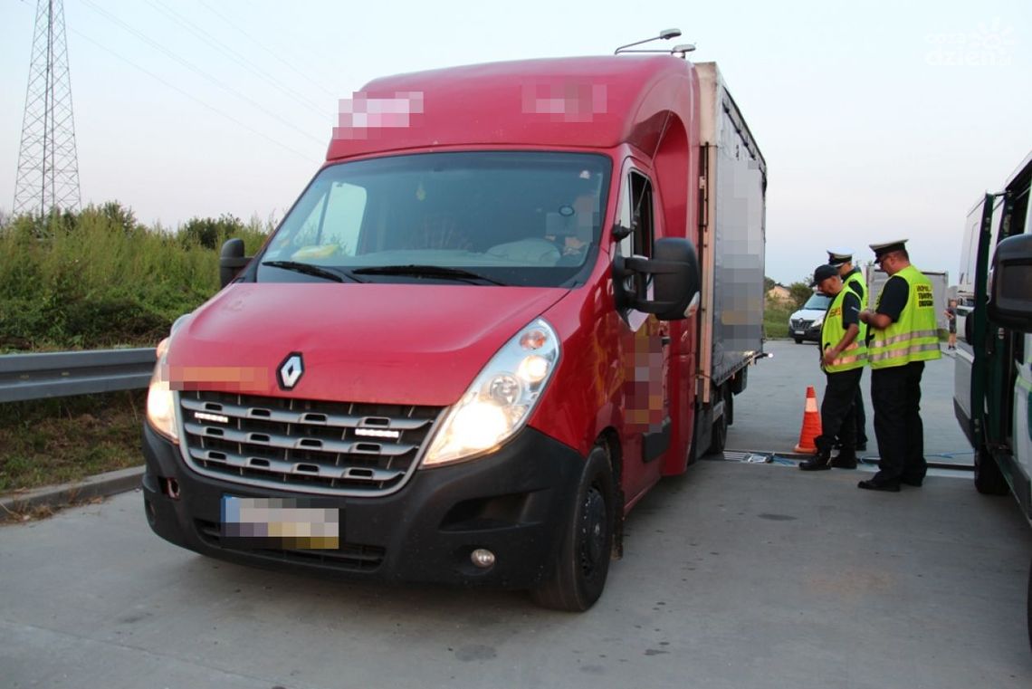 Kierowcy przeładowanych dostawczaków z mandatami