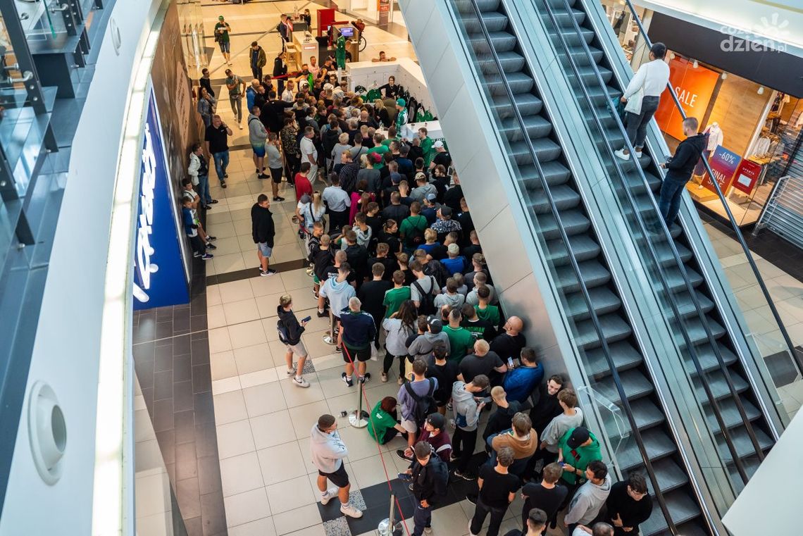 Kilka godzin oczekiwania na zakup biletu na mecz Radomiaka z Cracovią Kilka godzin oczekiwania na zakup biletu na mecz Radomiaka z Cracovią