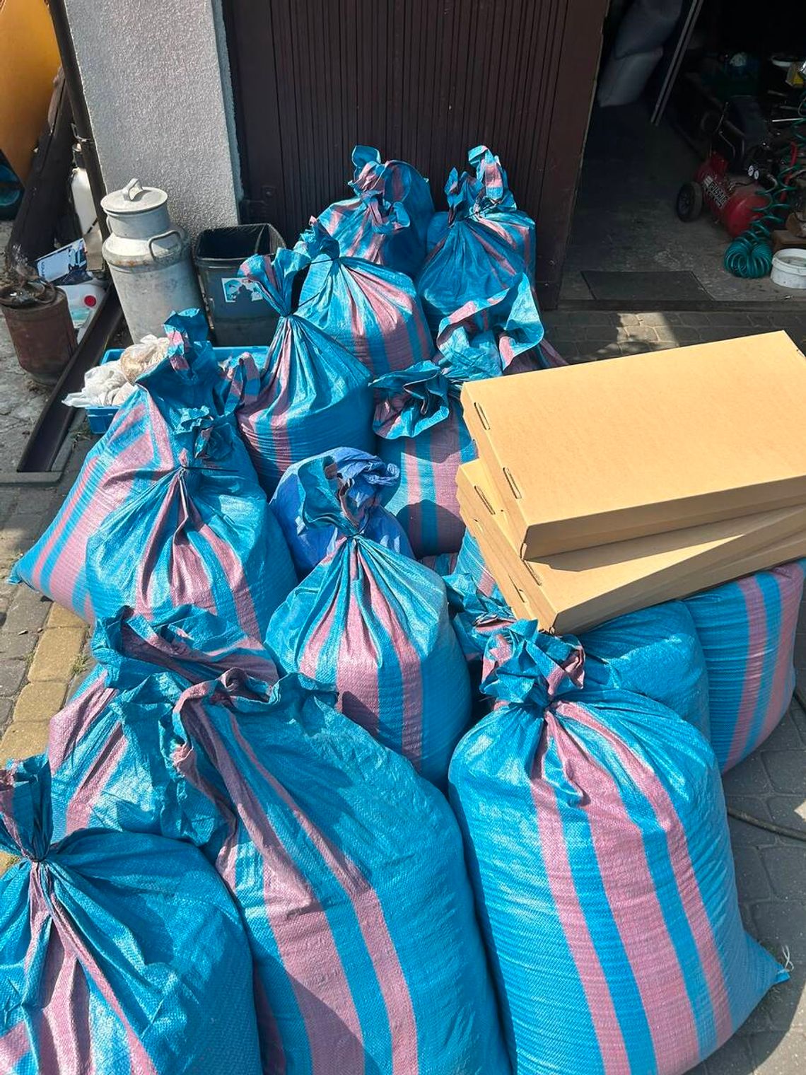 Kilkaset kilogramów tytoniu i papierosy bez akcyzy przejęte przez radomskich policjantów Kilkaset kilogramów tytoniu i papierosy bez akcyzy przejęte przez radomskich policjantów