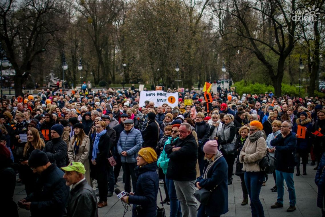 Kilkaset osób na wiecu poparcia dla nauczycieli