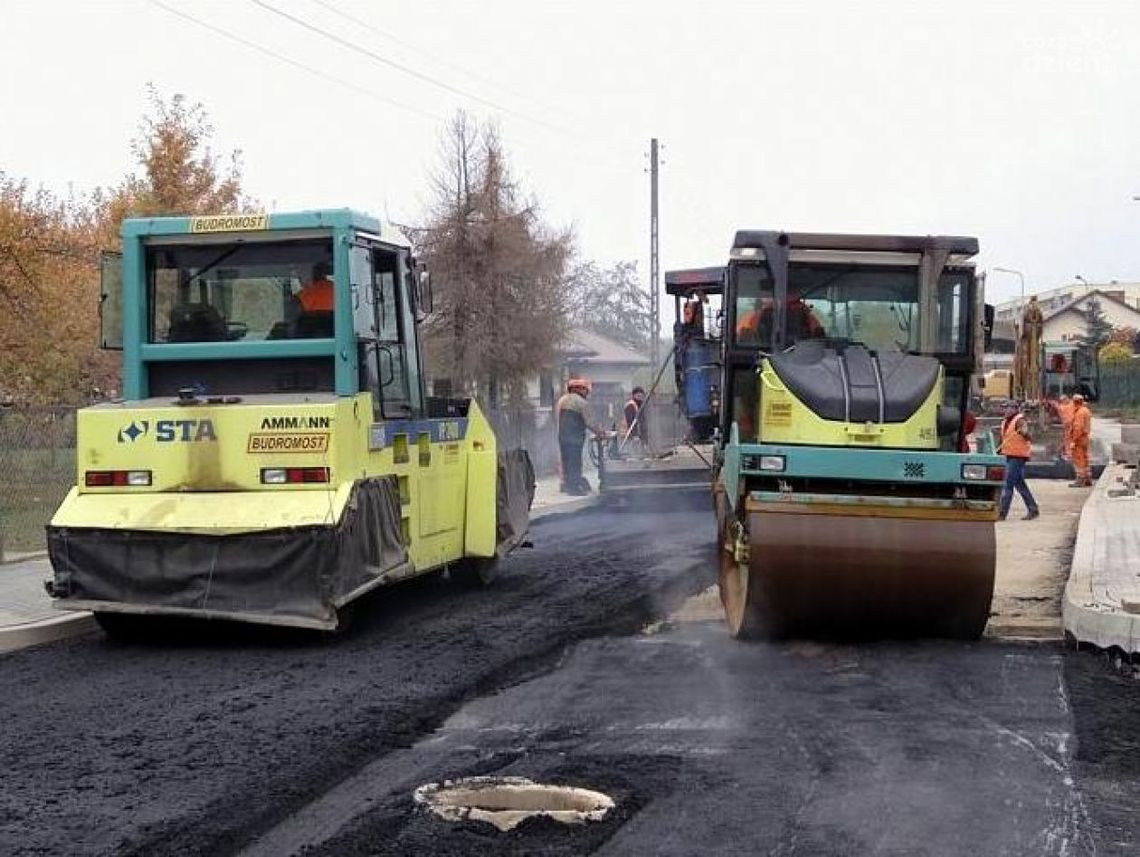 Kładą asfalt na ulicy Witkacego