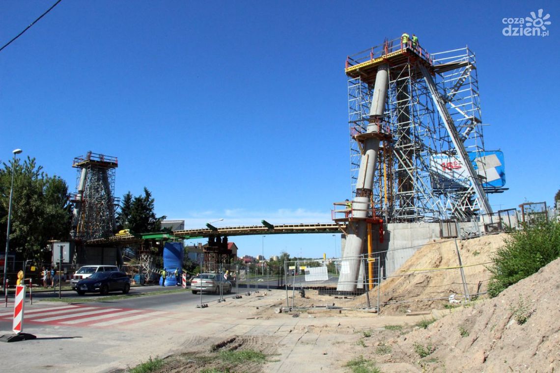 Kładka na Szarych Szeregów. Istotne etapy budowy