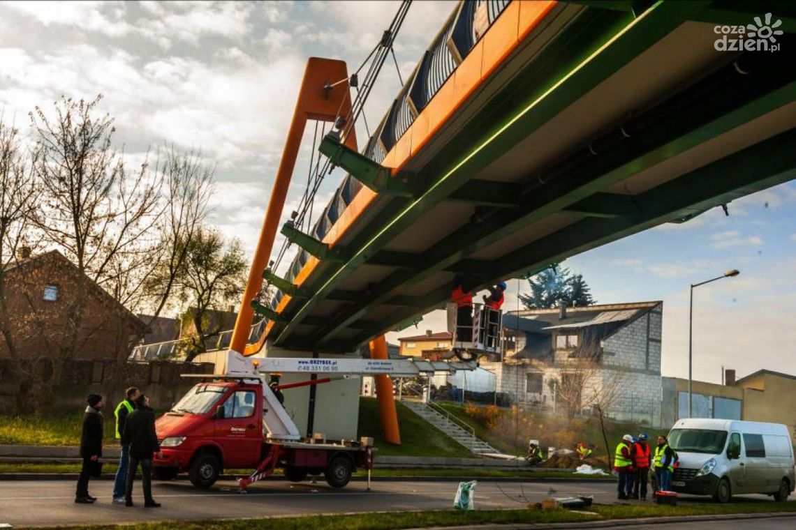 Kładka przy Szarych Szeregów: zainstalowali tłumiki Kładka przy Szarych Szeregów: zainstalowali tłumiki
