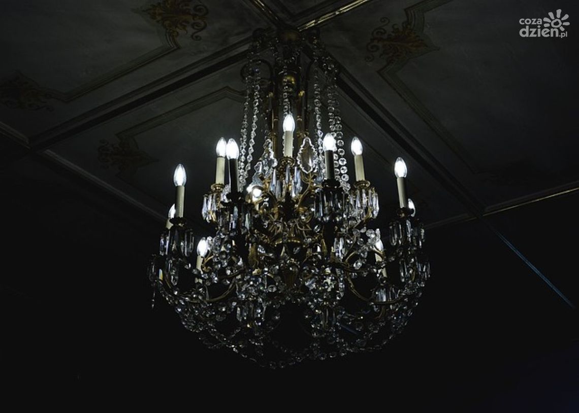Klasyczne piękno w Twoim wnętrzu: żyrandole mosiężne Klasyczne piękno w Twoim wnętrzu: żyrandole mosiężne