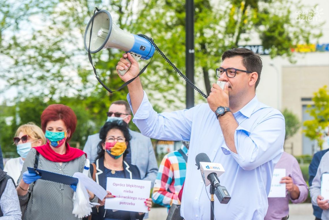 KO zbiera podpisy pod kandydaturą Rafała Trzaskowskiego KO zbiera podpisy pod kandydaturą Rafała Trzaskowskiego