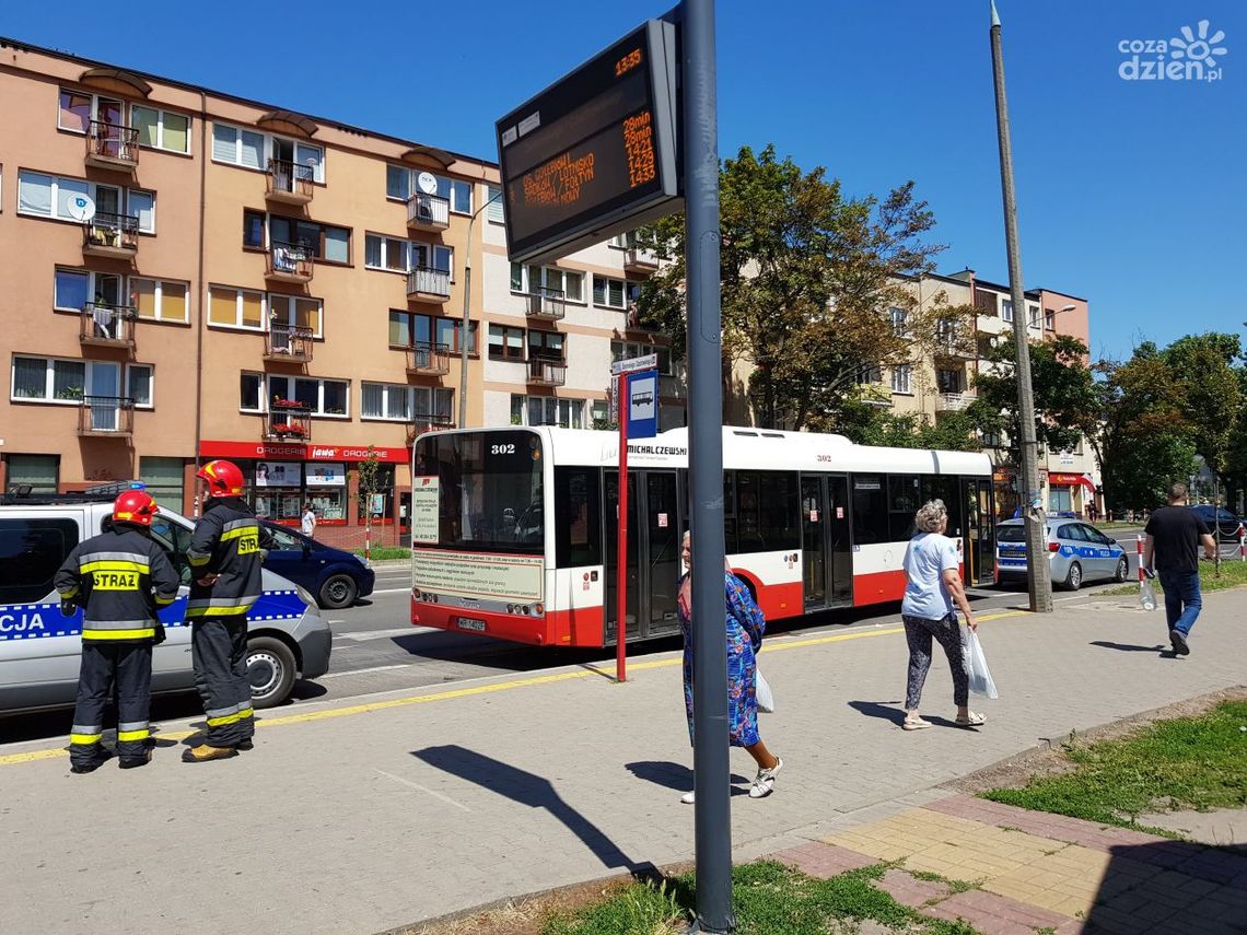 Kobieta pod autobusem [zdjęcia, wideo]
