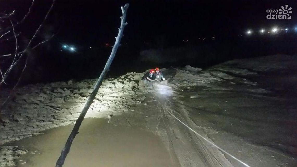 Kobieta utknęła na bagnach Kobieta utknęła na bagnach