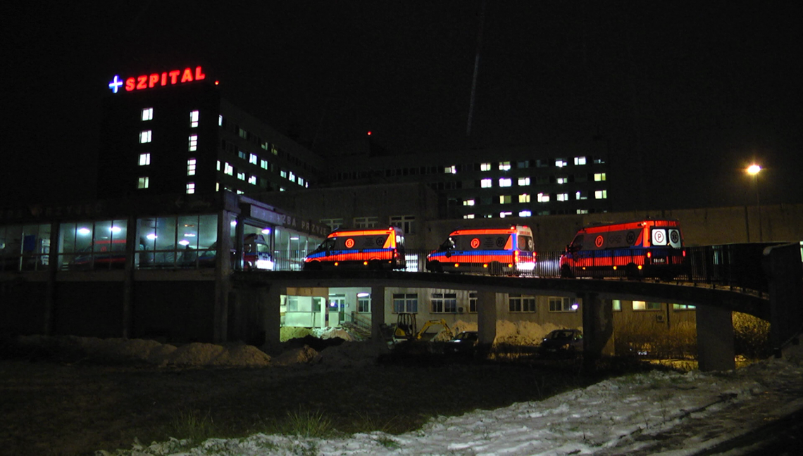 Kolejka karetek przed szpitalem (Wideo)