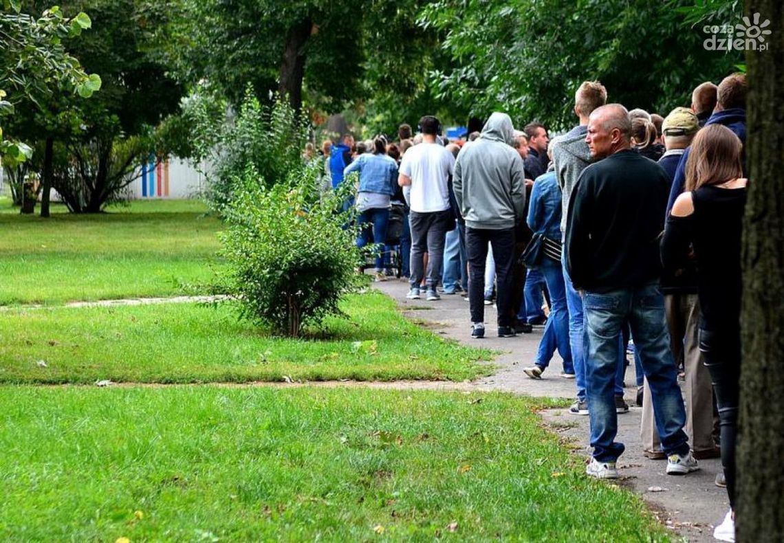 Kolejka po bilety na Air Show. Przyjechali strażnicy Kolejka po bilety na Air Show. Przyjechali strażnicy