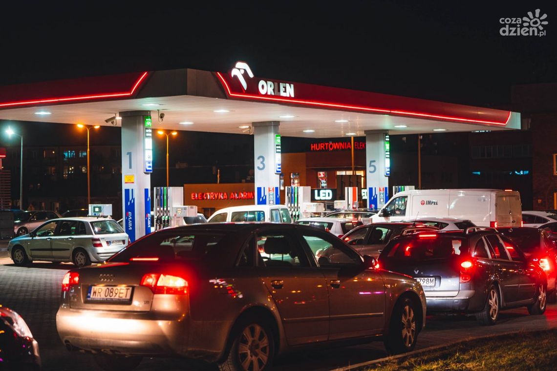 Kolejki na stacjach. Pokłosie rosyjskiej agresji na Ukrainę Kolejki na stacjach. Pokłosie rosyjskiej agresji na Ukrainę