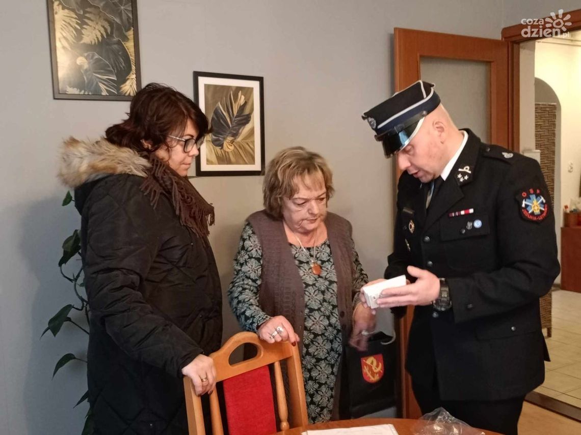 Kolejna grupa seniorów otrzymała czujniki czadu