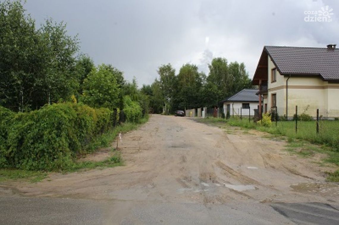 Kolejna ulica w Szydłowcu z wodociągiem i kanalizacją