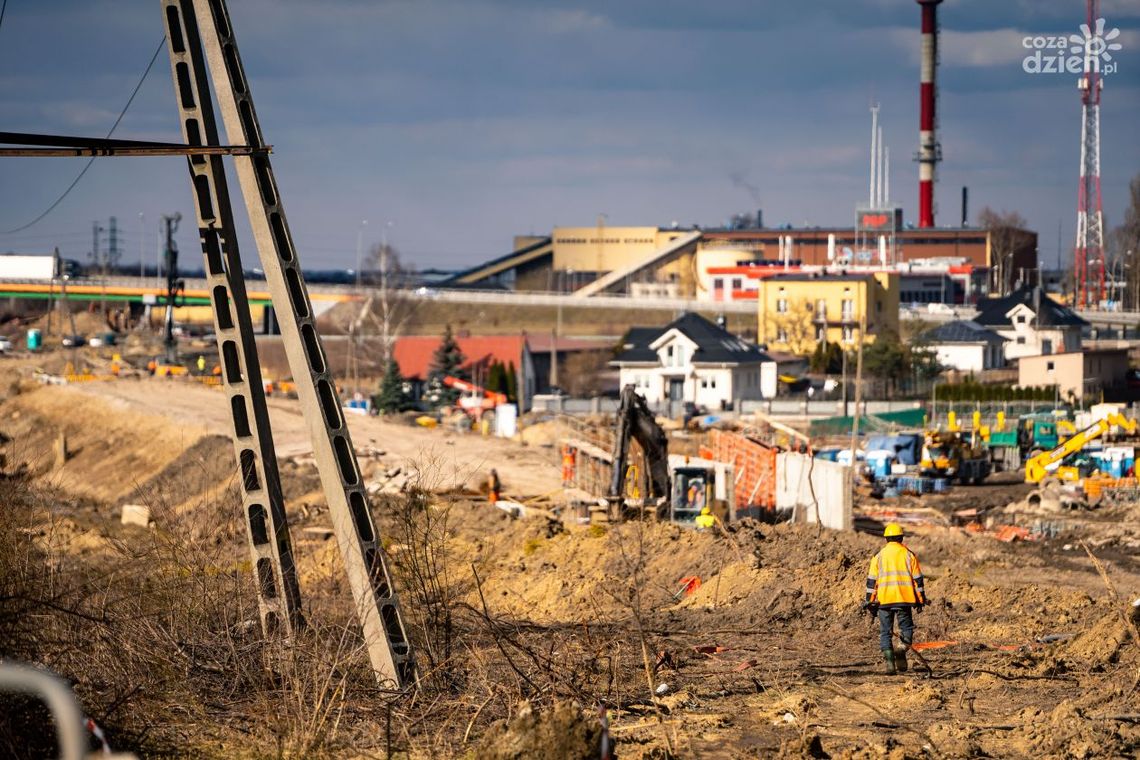 Kolejowa ósemka. Trwa budowa wiaduktów