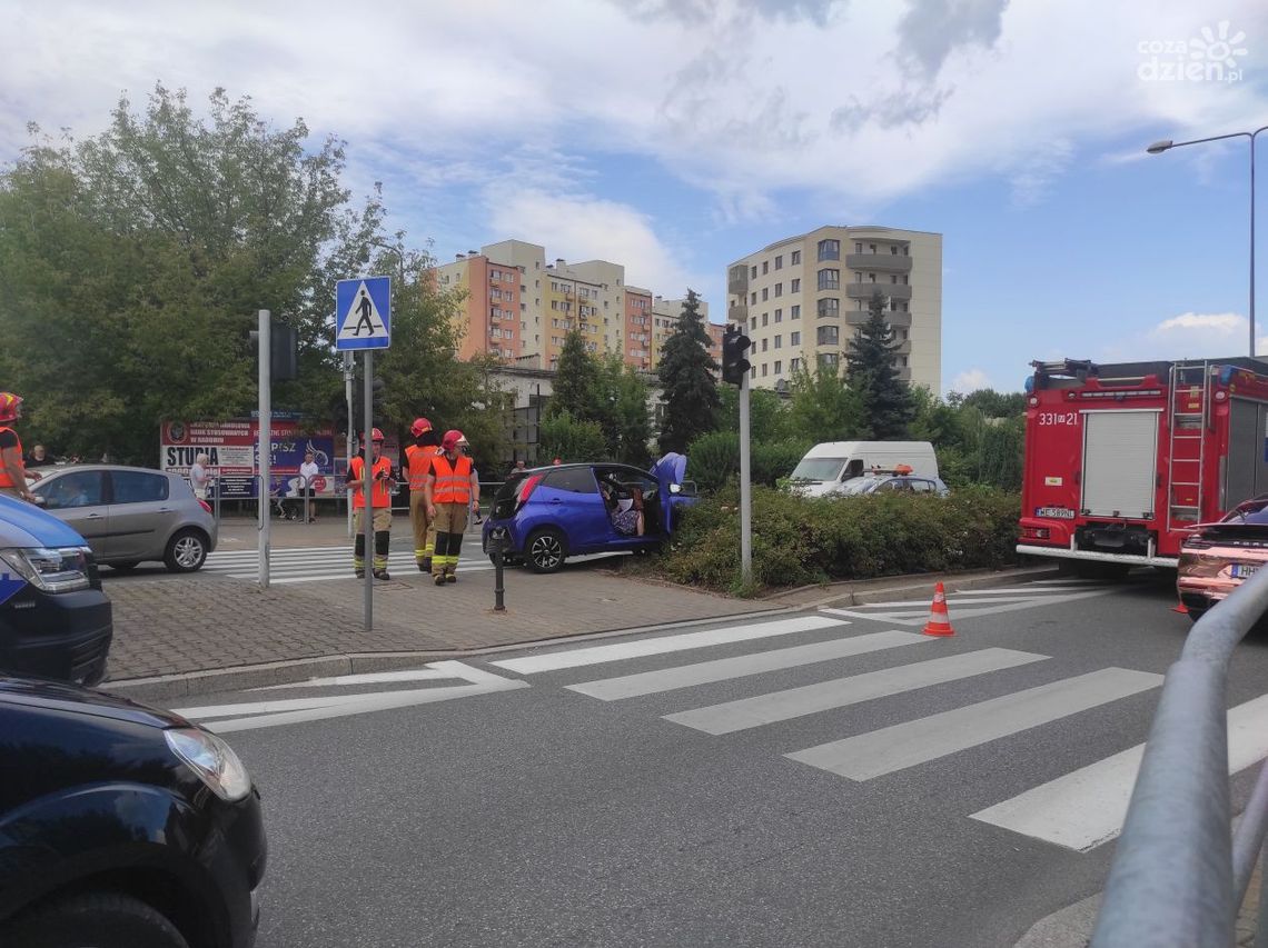 Kolizja na skrzyżowaniu. 67-latka wjechała w sygnalizację świetlną