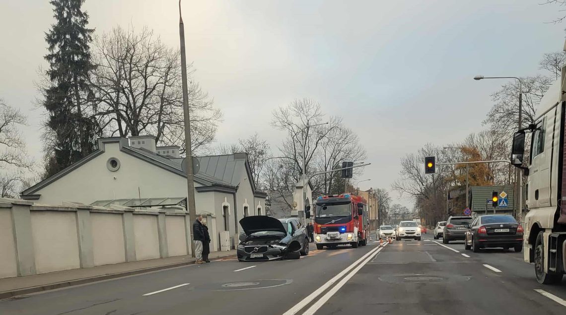 Kolizja na ul. Limanowskiego. Osobówka zderzyła się z karawanem