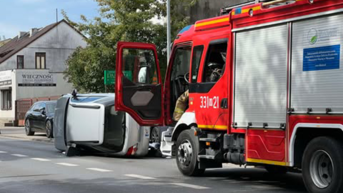 Kolizja na ulicy Podwalnej – Subaru przewróciło się po uderzeniu w zaparkowany samochód
