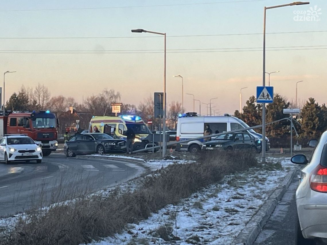 Kolizja na Warszawskiej. Auto uderzyło w latarnię