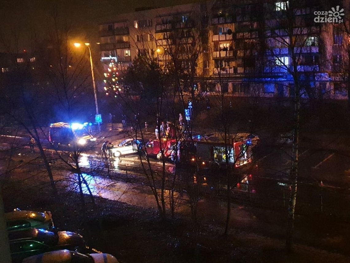 Kolizja trzech aut przy Wierzbickiej. Cztery osoby trafiły do szpitala Kolizja trzech aut przy Wierzbickiej. Cztery osoby trafiły do szpitala